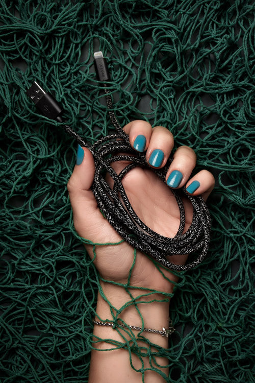 Charge your Mac Products helping the environment!!Black iPhone Lightning cable · 2 meter · Made of recycled fishing nets